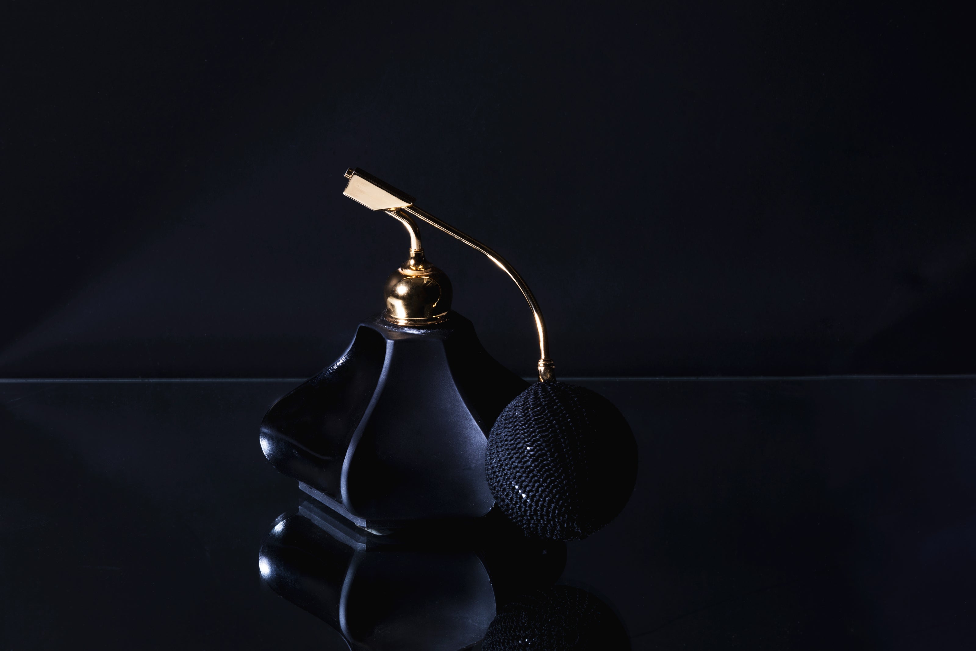 Elegantes Parfum Flacon auf blauem Hintergrund